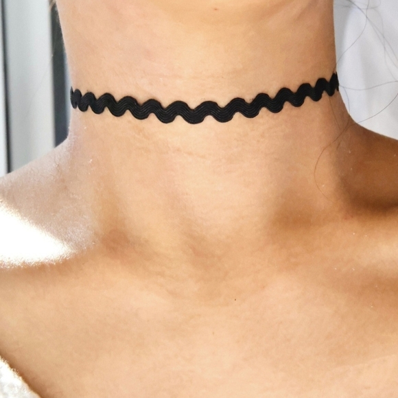 NEW Black Wavy Zig Zag Dainty Handmade Choker Necklace - Picture 2 of 3